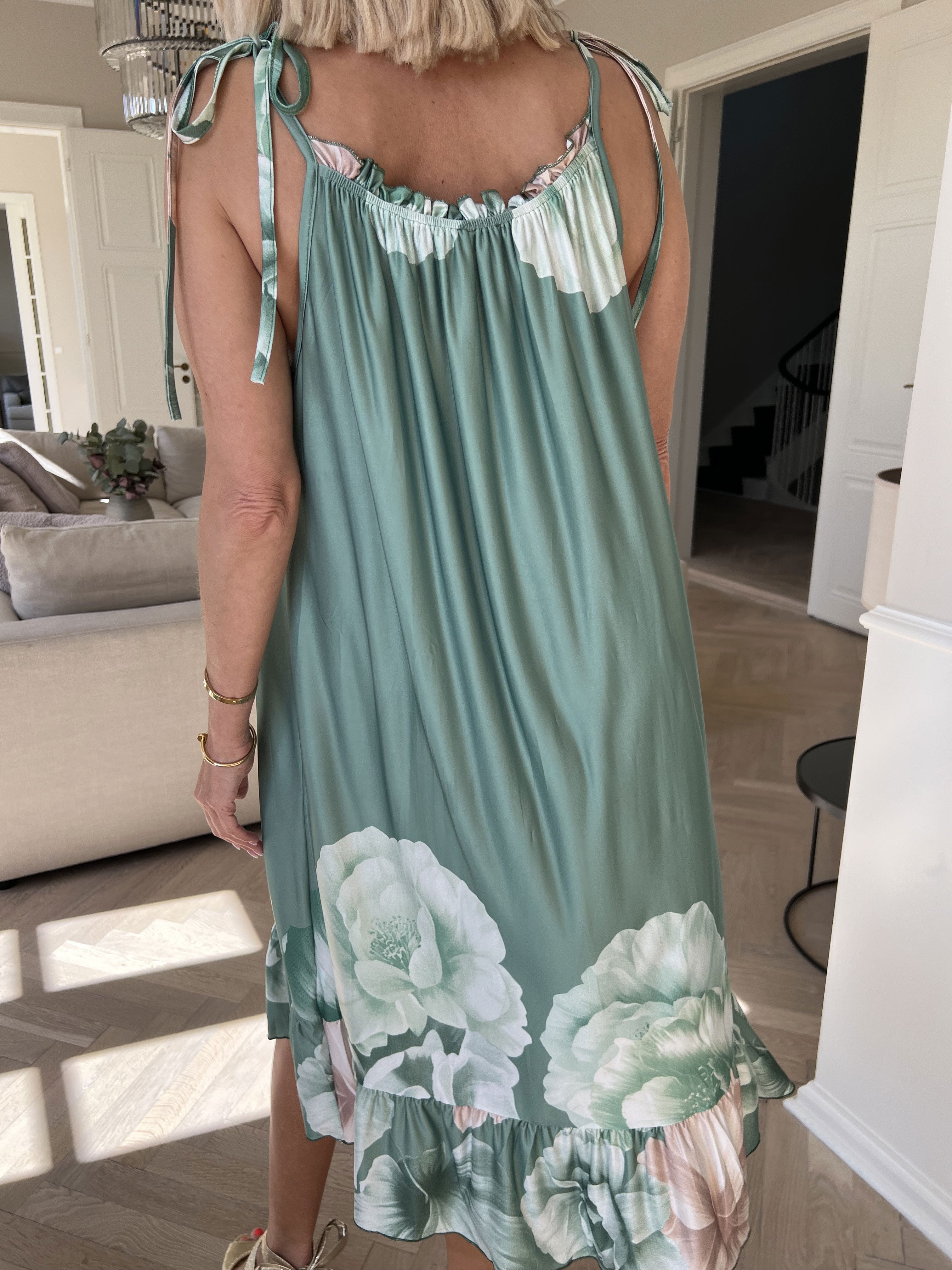 Maya Short - Elastisk strop sommerkjole med blomsterprint